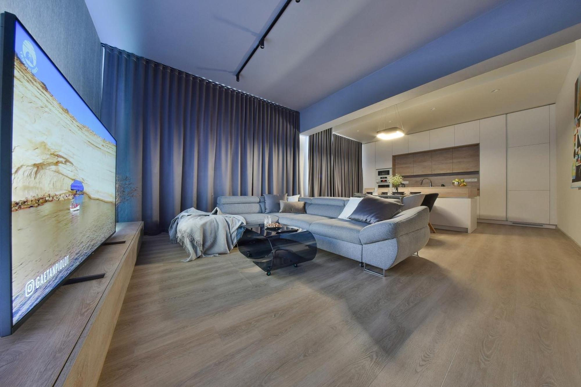 Chalupku: Luxe Central Apartment with Parking & Balcony Banska Bystrica Exterior photo