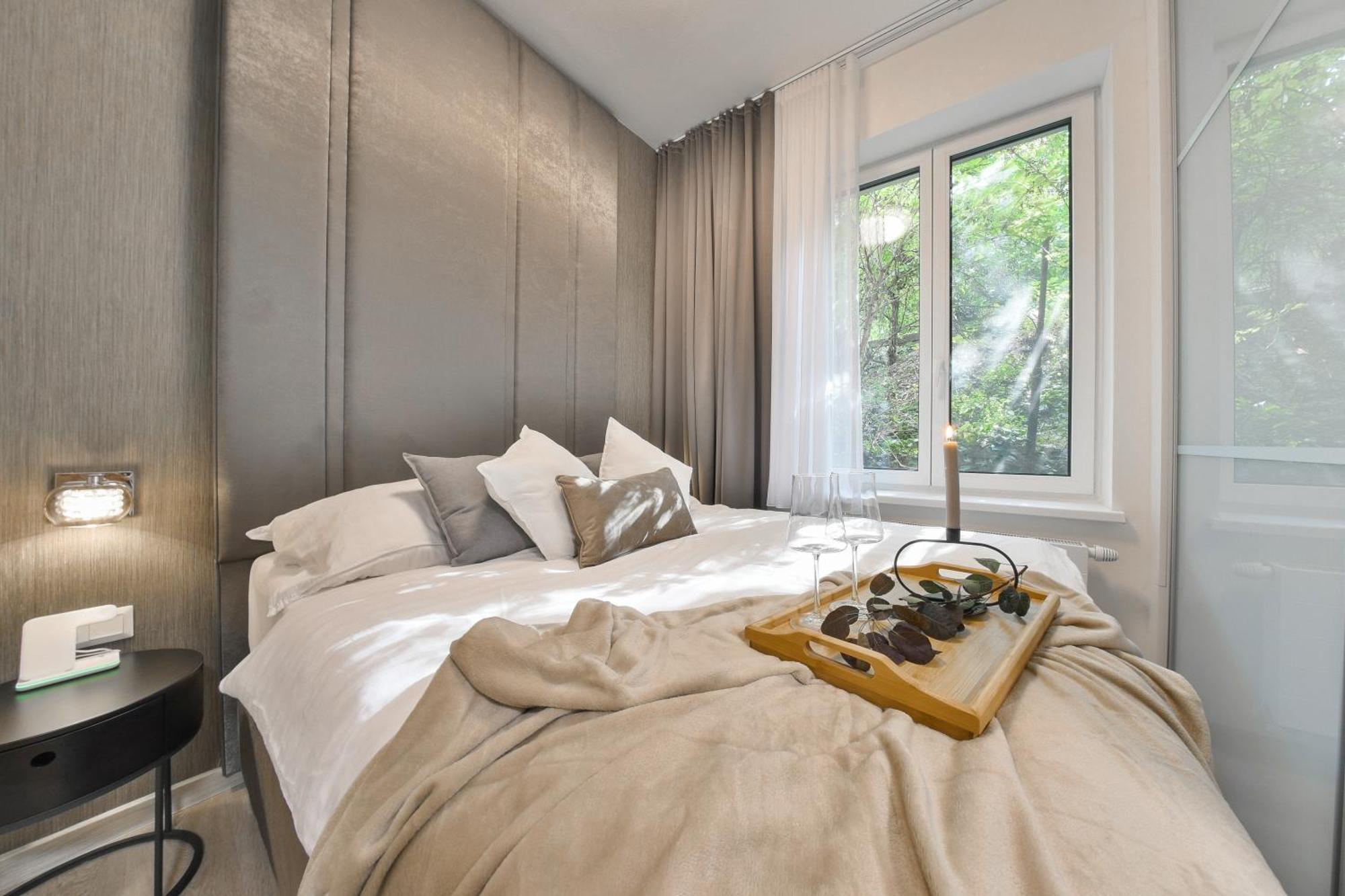 Chalupku: Luxe Central Apartment with Parking & Balcony Banska Bystrica Exterior photo